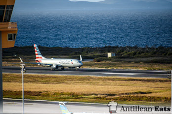 American Airlines - boeing 737 taking off from Curacao